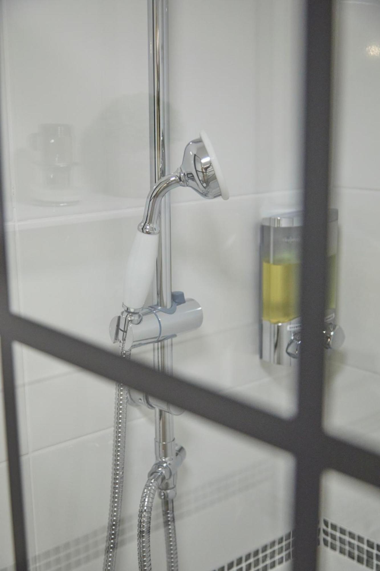 הליפקס Stylish 2-Bedroom Apartment With Free Parking מראה חיצוני תמונה